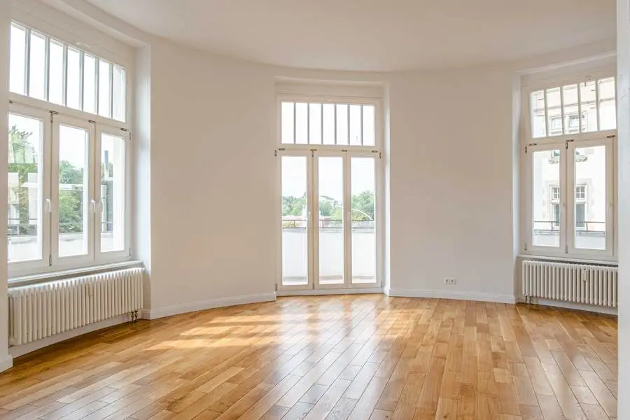 Sanierte Altbauwohnung mit Parkett und Flügeltüren