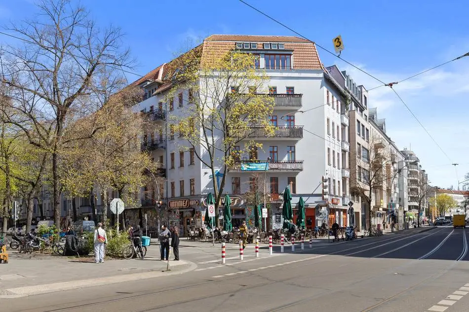 Straßenecke am Kino Intimes in Berlin-Friedrichshain